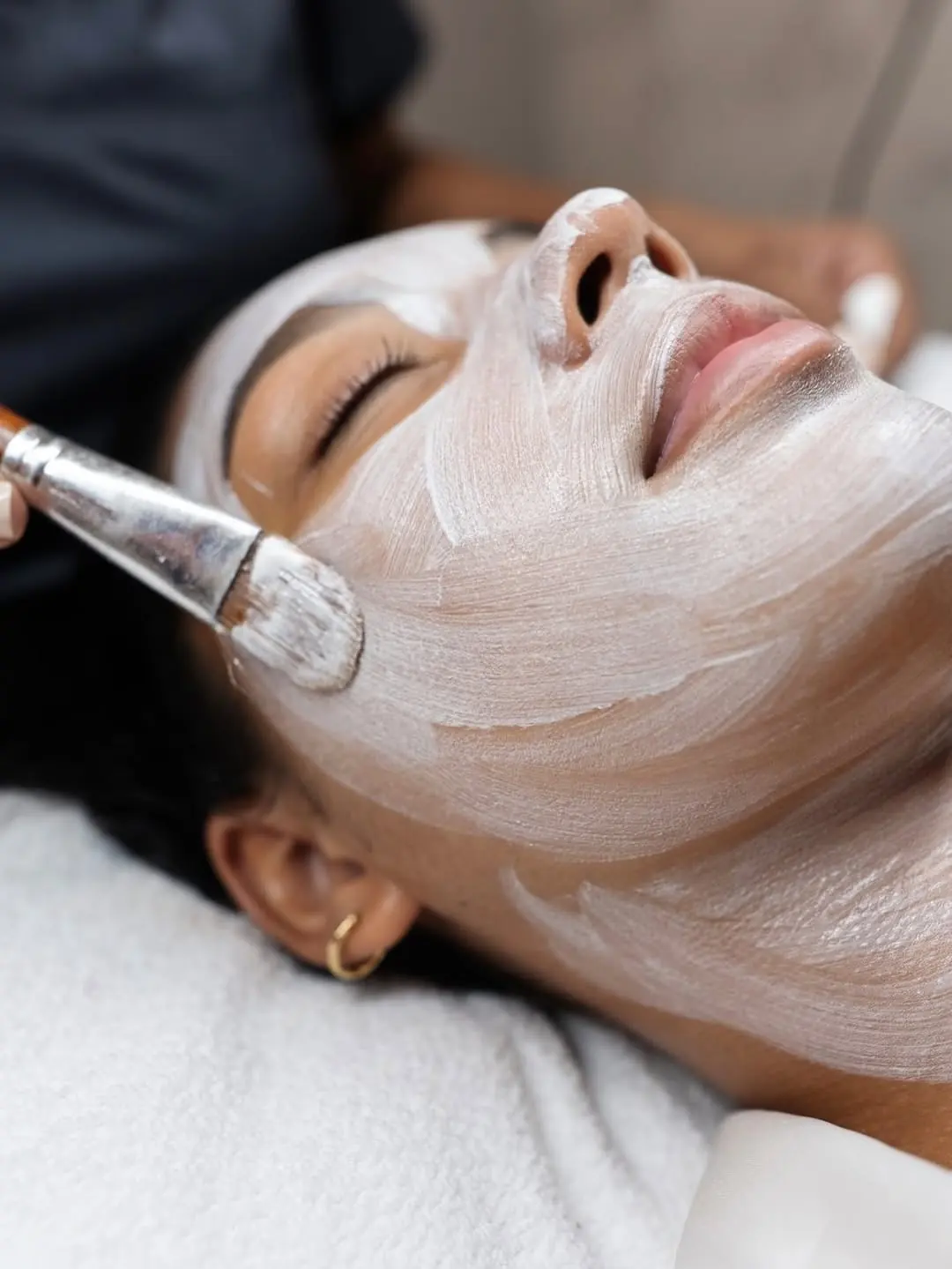 Aplicación facial con brocha profesional