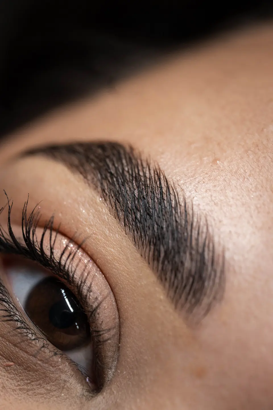 Laminado de cejas con acabado pulido