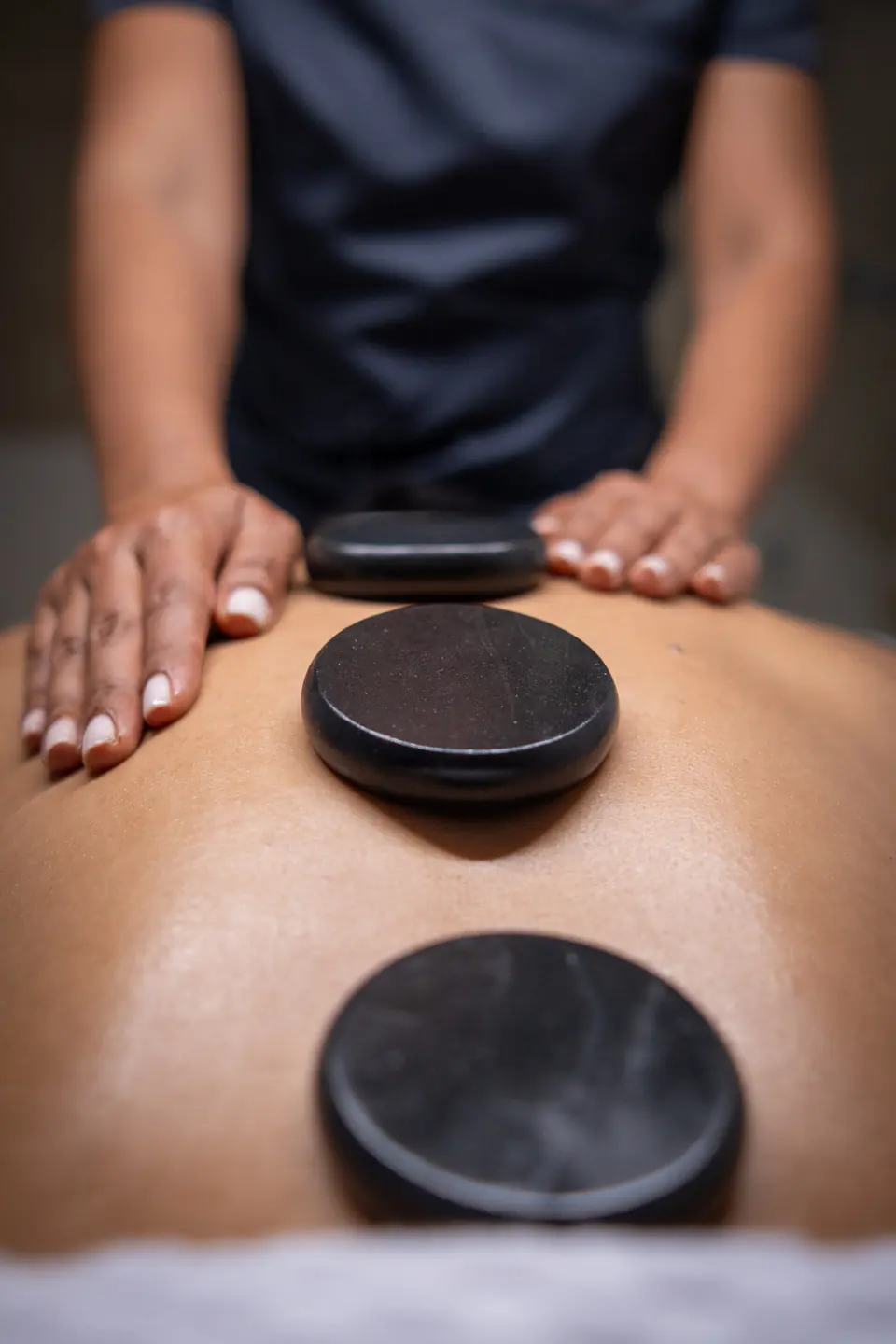 Masaje con piedras calientes