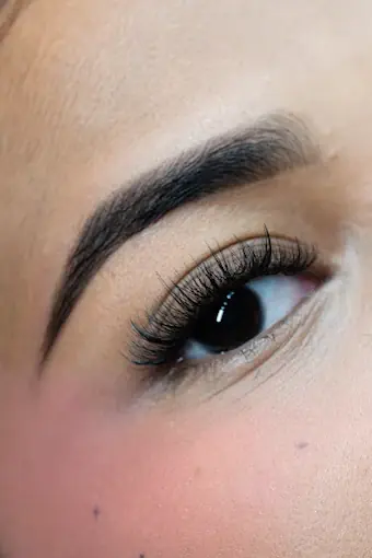 Pestañas realzadas para una mirada elegante