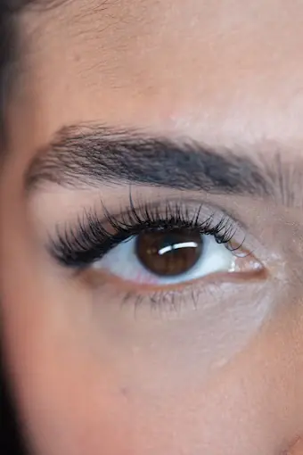 Diseño de pestañas y mirada definida